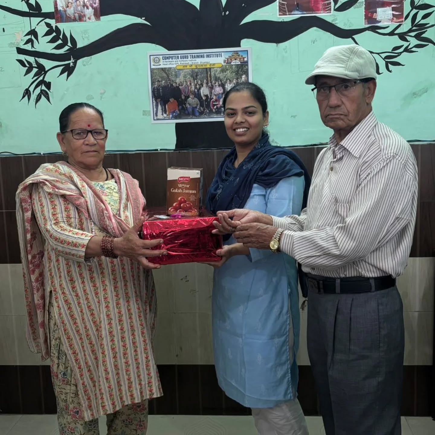 ज्ञान के दीप जलाएँ, तकनीक की रोशनी फैलाएँ — यही है हमारी आधुनिक दिवाली!
इस खास मौके पर हमारे प्रिय शिक्षक और साथियों के साथ मिलकर दिवाली मनाना एक अनमोल अनुभव है।
आप सभी को शुभकामनाएँ — दीपों का यह पर्व आपके जीवन को नई ऊँचाइयों तक पहुँचाए!